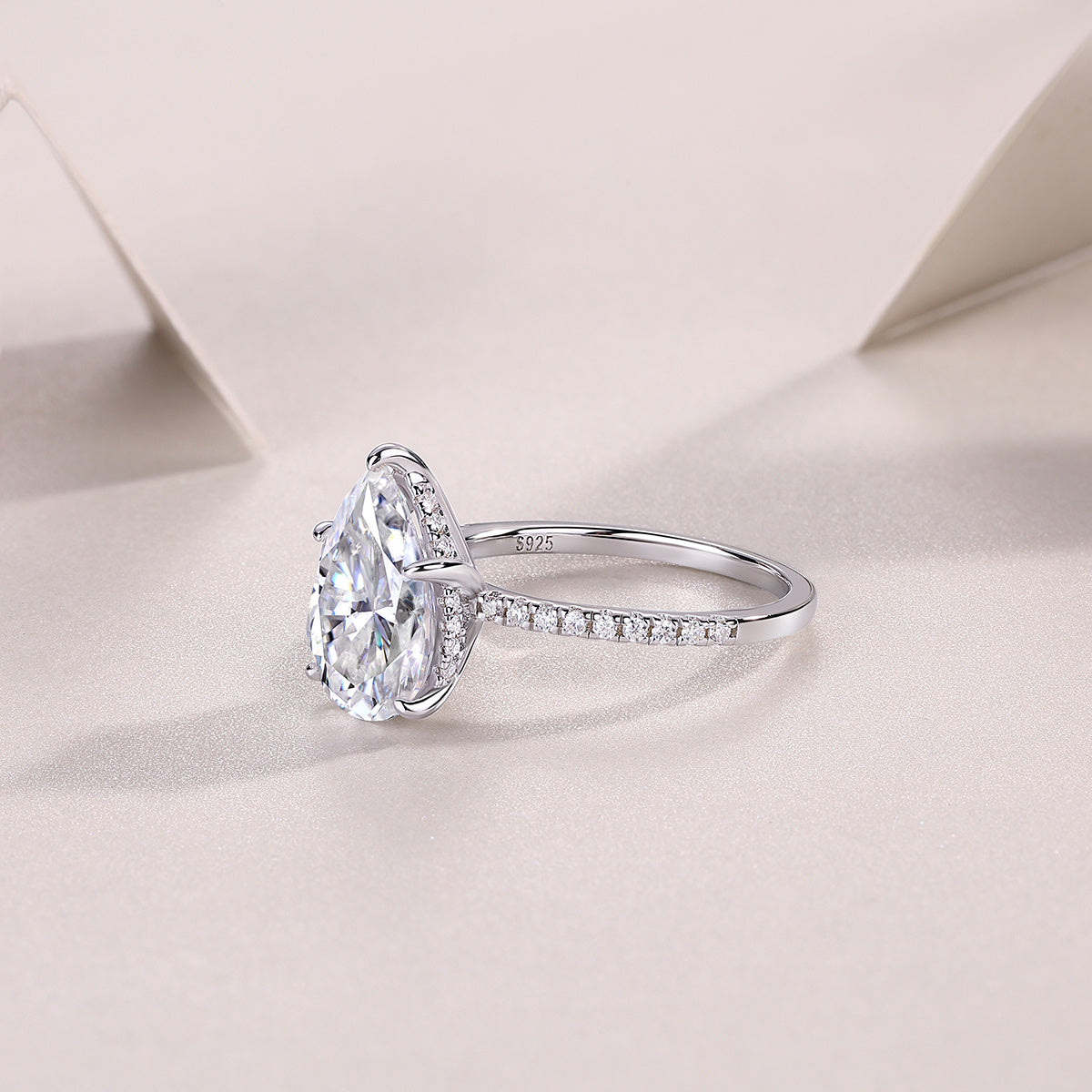 Light And Shadow - A Wedding Ring Set With Top-quality Pear-shaped Moissanite S925 In Silver And Platinum-plated. The Ring Can Be Inspected With A Diamond Pen