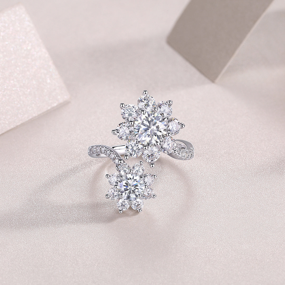 Petal Morning Dew - A Wedding Ring Set With Top-quality 1-carat Moissanite S925 Silver And Platinum-plated Diamond. The Ring Can Be Inspected With A Diamond Pen