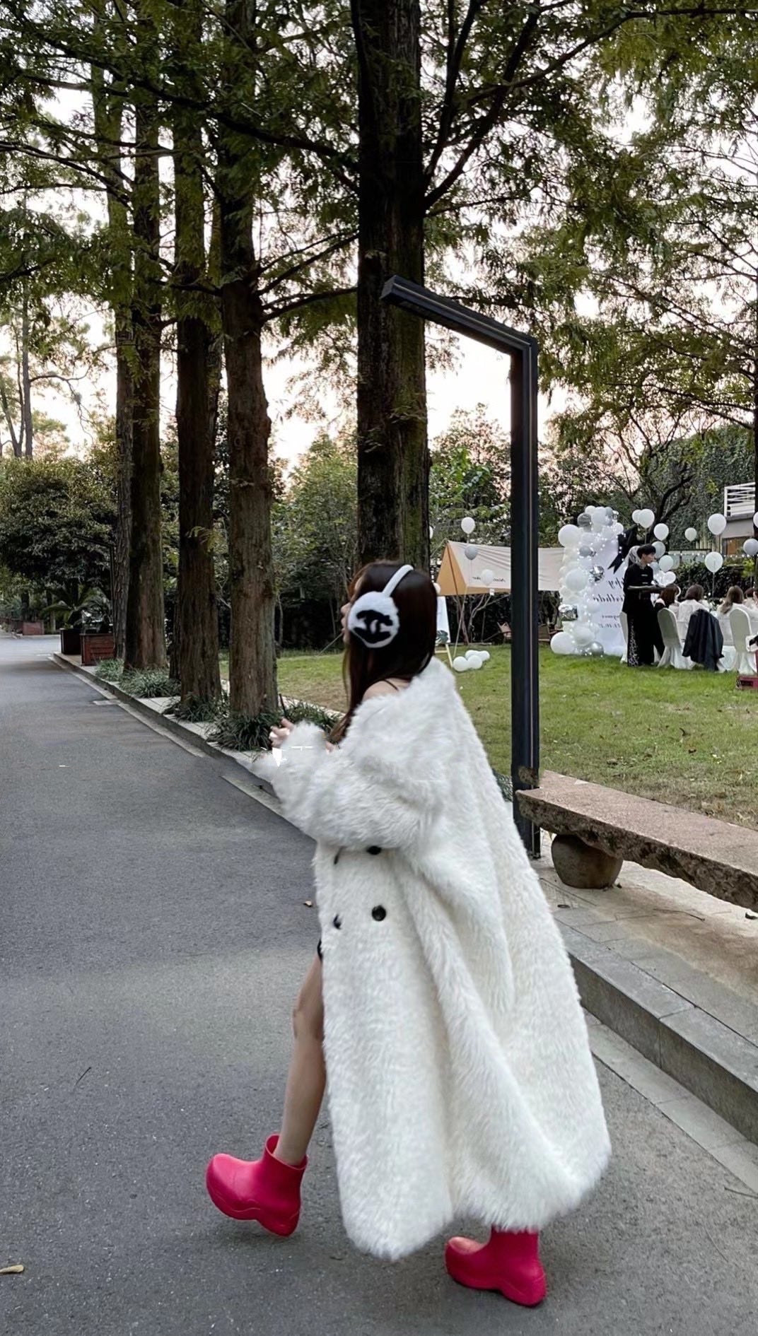 Mid Length Knee Length Coat With A Thicker Temperament